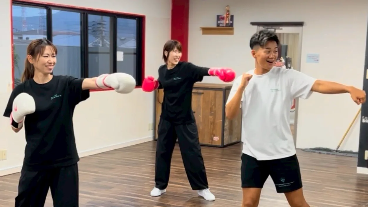 3人でジャブを打つキックボクシングフィットネスのレッスン風景